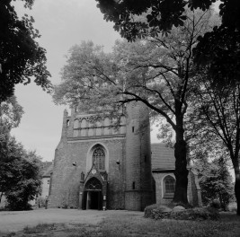 Kościół pobernardyński pw. NMPKP - elewacja frontowa, portal, widok ogólny, skan 1