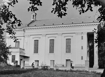 kościół parafialny - elewacja boczna, skan 1