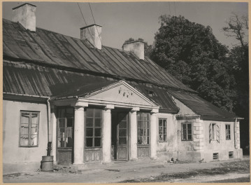 Zespół dworski - dwór, fragment elewacji frontowej, widok na portyk i alkierz

 , skan 1