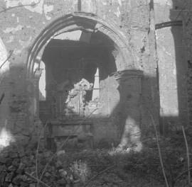 katedra - zniszczenia, ołtarz, skan 1