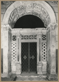 widok portalu Kaplicy Firlejów, skan 1