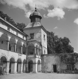 zamek Komorowskich - dziedziniec arkadowy - fragment z wieżą północną, skan 1