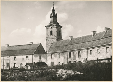 Zespół opactwa cystersów -  wieża Krakowska z przyległymi budynkami gospodarczymi, widok od strony płd. , skan 1