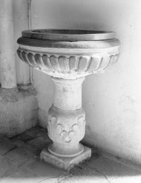 katedra św. Stanisława i św. Wacława - wnętrze, kropielnica, skan 1