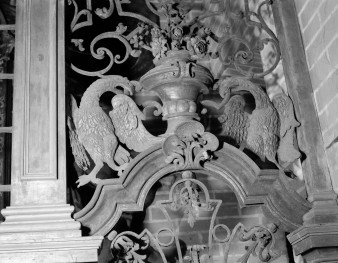 kościół, ob. parafialny pw. Wniebowzięcia Najświętszej Marii Panny - wnętrze: fragment kraty w kaplicy północnej, skan 1