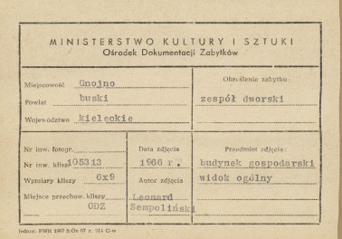 Dwór - spichlerz, widok ogólny po remoncie - metryczka, skan 1