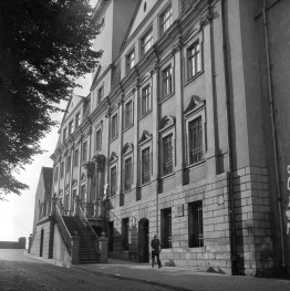 Barokowy zespół pojezuicki (obecnie ratusz) - elewacja frontowa z schodami, skan 1
