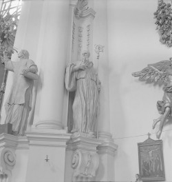 Bazylika św. Jadwigi - wnętrze: figura świętego, skan 1