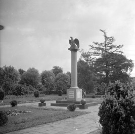 park zdrojowy - pomnik ku czci R. Traugutta 1826-64, skan 1
