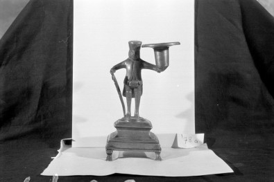 Muzeum Górnośląskie w Bytomiu, Lichtarzyk cynowy przedstawiający Górnika z XVIII/XIX w., wysokość 180 mm, skan 1