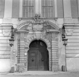 pałac - elewacja frontowa, portal główny, skan 1