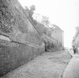 Odcinek murów miejskich i widoczna Brama Grudziącka., skan 1