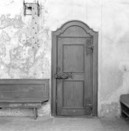 archikatedra pw. Świętej Trójcy - wnętrze: drzwi w zakrystii, skan 1