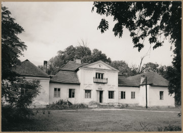 Dwór alkierzowy - widok elewacji głównej od strony płd. - wsch., skan 1