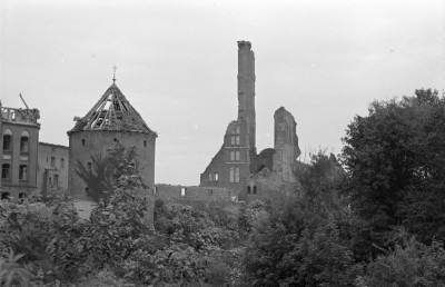 fragment murów - baszta i ruiny kościoła, skan 1