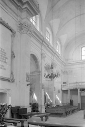 Kościół Niepokalanego Poczęcia Najświętszej Maryi Panny - wnętrze: chór, ściana nawy głównej, skan 1