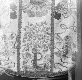 Skarbiec Katedralny - Ornat. Niemcy. 1755 - 65. Haft Polski ok. 1799. Dół kolumny. "Drzewo wiadomości Dobrego i Złego", skan 1