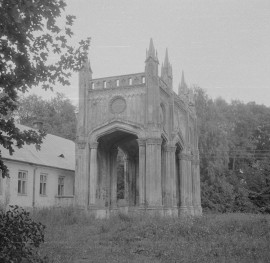 pałac neogotycki - brama, skan 1