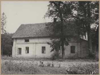 Zespół pałacowo - parkowy , budynek gospodarczy, widok ogólny elewacji tylnej

, skan 1