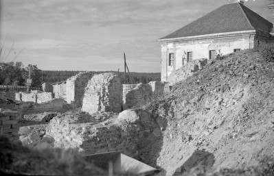 Kościół Bazylianów - fragment ruin., skan 1