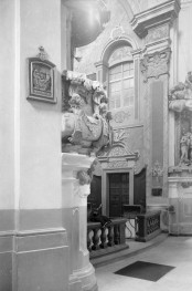 Bazylika mniejsza św. Anny - wnętrze: fragment ambony w prezbiterium., skan 1