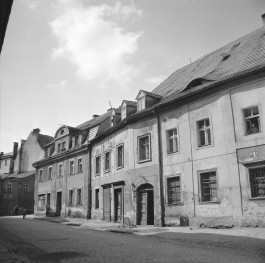 Zabudowa miejska. Kamienice ze zniszczonymi elewacjami. Widoczne mansardy oraz wole oko., skan 1