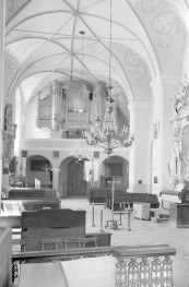 Kościół św. Stanisława Biskupa i Męczennika i św. Małgorzaty - wnętrze. Sklepienie kolebkowe z lunetami. Empora i prospekt organowy, skan 1