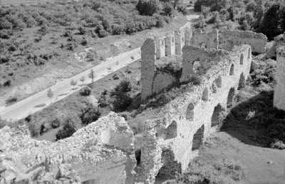 Zamek położony na wzgórzu nad rzeką Wisłą. Zniszczone fragment murów. Widoczny fragment dziedzińca oraz ulicę Lubelską., skan 1