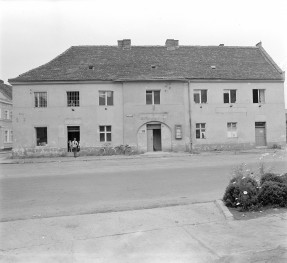 dom ul. Rydzyńska 1 - elewacja frontowa, skan 1