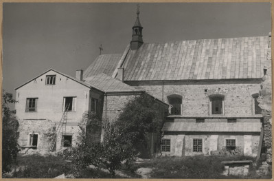 Zespół klasztorny - widok od strony płd. - zach. na kościół i budynki klasztorne

 , skan 1
