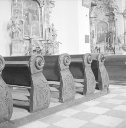 kościół podominikański pw. Najświętszej Marii Panny i św. Jacka - wnętrze: ławki, skan 1