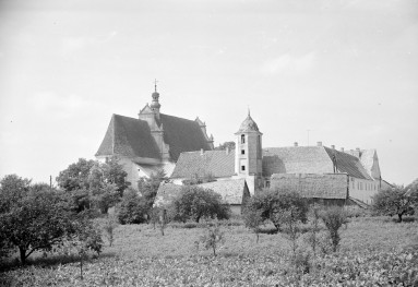 klasztor podominikański - kościół pw. Najświętszej Maryi Panny i św. Jacka - widok od północnego - wschodu, skan 1