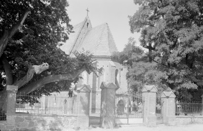 Kościół św. Stanisława Biskupa i św. Tomasza Apostoła - ogrodzenie z bramą kościelną oraz widokiem na prezbiterium, skan 1