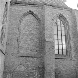 Kościół Matki Bożej Częstochowskiej - elewacja, maswerk i blenda, skan 1