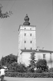 Zespół pałacowo-parkowy Radziwiłłów - wieża zamkowa bramna z barokowym hełmem., skan 1