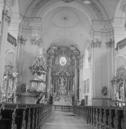 kościół parafialny pw. św. Wawrzyńca - wnętrze: widok na ołtarz główny, skan 1