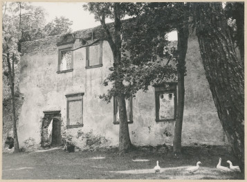 Dwór - fragment ruin przed odbudową , skan 1