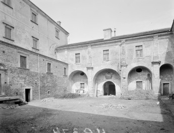 pałac, fragment dziedzińca wewnętrznego, skrzydło wschodnie widok od strony zachodniej, skan 1