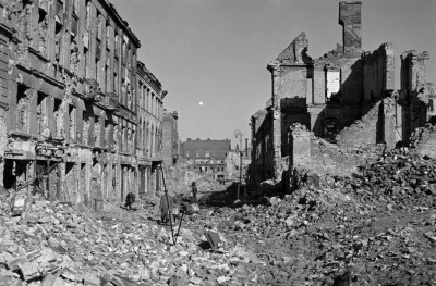 Ruiny od strony pl. Napoleona w kierunku Nowego Światu. , skan 1