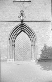 Kościół Wniebowzięcia N.M.P - portal ostrołukowy z archiwoltą, skan 1