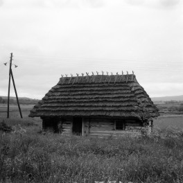 skansen - dom wyrobnika ze wsi Niebocko, widok ogólny, skan 1