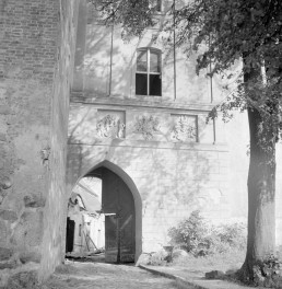 zamek - elewacja płn. portal główny, skan 1