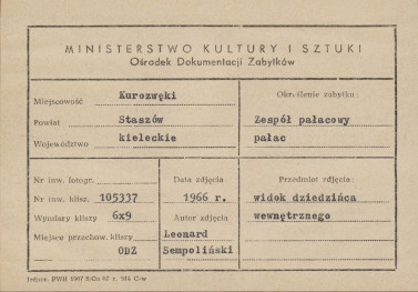 Zespół pałacowy - pałac, widok na fragment dziedzińca wewnętrznego i krużganków - metryczka, skan 1