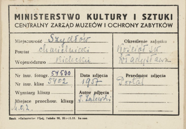 Kościół parafialny  - widok na portal boczny w elewacji płd. - metryczka, skan 1