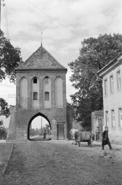 brama Pyrzycka - widok ogólny, skan 1