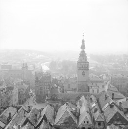 Zabudowa miejska. Widok miasta z bastionu twierdzy. Wieża urzędu miasta i rynek. , skan 1