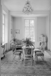 Pałac - wnętrze: salonik Kominkowy, widok ogólny. Stylowe meble., skan 1