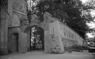 kościół po klasztorny, ob. parafialny rzymskokatolicki pw. Wniebowzięcia Najświętszej Marii Panny - bramka w ogrodzeniu, skan 1