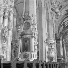 kościół pw. Wniebowzięcia Najświętszej Maryi Panny - wnętrze - nawa główna - ołtarz boczny i ambona, skan 1