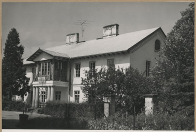 Zespół XIX w. zakładu przemysłowego - budynek administracji, widok od frontu

, skan 1